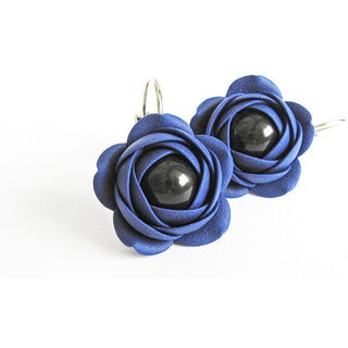 Troli Orecchini Pendenti Blu Fiori Perle Nere Estrela — Orecchini
