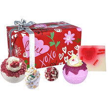 Bomb cosmetics XOXO Set