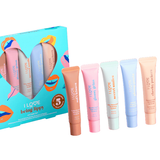 Att vara lippy-set I LoveCheecky Puckers läppskrubb 15ml + Plump Pouls läppbalsam 15ml + Secret Smiles närande läppbalsam 15ml + Grin Gloss läppglans 15ml + Soft Kisses närande läppbalsam 15ml