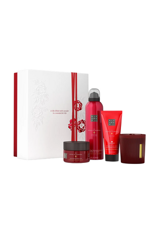 Set Rituals: The Ritual Of Ayurveda, rigenerante, scrub corpo, 125 g + The Ritual Of Ayurveda, riequilibrante, crema corpo, 100 ml + The Ritual Of Ayurveda, floreale, candela profumata, 140 g + The Ritual Of Ayurveda, mousse doccia, 200 ml