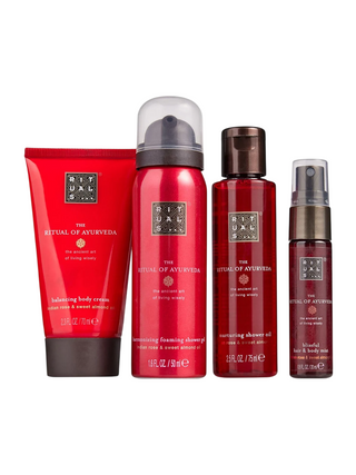 Set Rituals: The Ritual Of Ayurveda, Shower Mousse, 50 ml + The Ritual Of Ayurveda, Nurture, Olio doccia, Per pelli secche, 75 ml + The Ritual Of Ayurveda, Spray profumato per capelli, Per donne, 20 ml + The Ritual Of Ayurveda, Balancing, Crema corpo, 70