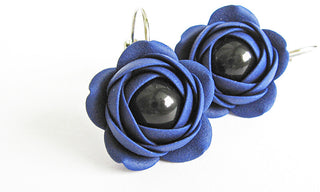 Troli Orecchini Pendenti Blu Con Fiori Di Perle Nere Estrela
